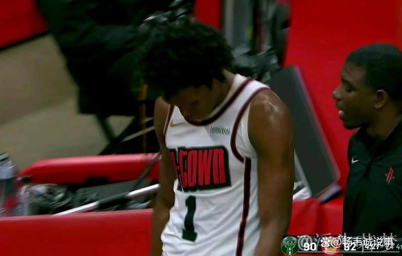 半场对决巴特勒 阿门突破强攻上篮